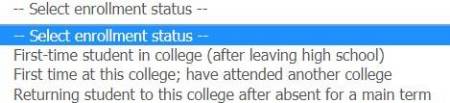 Menú desplegable de opciones de estado de inscripción. Las opciones incluyen el primero vez que estudiante está en el colegio (después de salir de la escuela secundaria), la primera vez en este colegio; haber asistido a otra colegio, y haber regresado a este colgio después de ausentarse por un período principal.